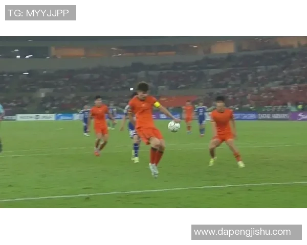 刘浩帆在比赛中展现出色防守技巧成功抢断对手球权的精彩瞬间